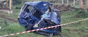 Itá: violento choque frontal entre auto y camión deja un joven fallecido - trece