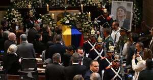 La Nación / Colombia: multitudinaria despedida al presidenciable Miguel Uribe