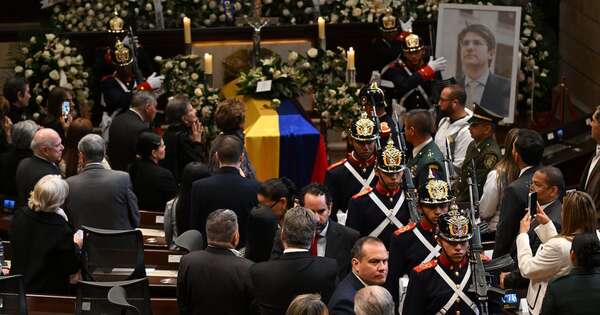 La Nación / Colombia: multitudinaria despedida al presidenciable Miguel Uribe