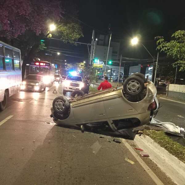 Popular / Preparador físico tumbó al evitar choque