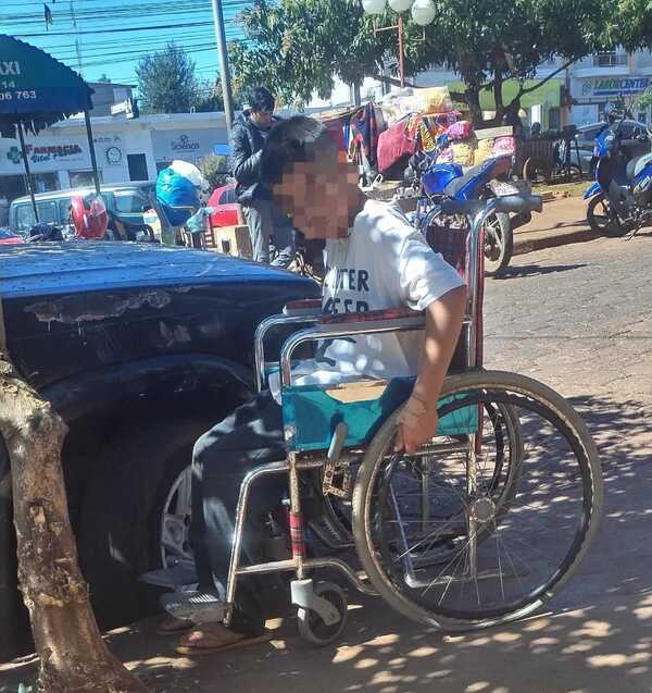Popular / Oheja abandonado a su hijo discapacitado en hospital