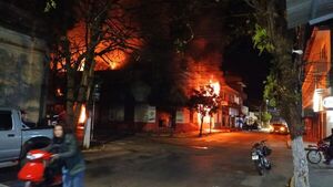 Fuego consume conocida mueblería en Villarrica y luego es controlado
