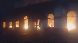 Bomberos controlan gran incendio en comercio de Villarrica