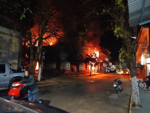 Incendio consume dos locales comerciales en Villarrica
