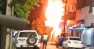 La Nación / Incendio de gran magnitud afectó a una mueblería en Villarrica