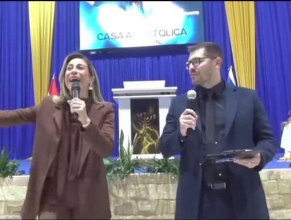 Popular / (VIDEO)Jessica Torres y su ména debutaron como predicadores de su iglesia