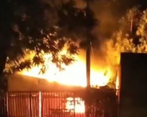 Popular / Doña opyta en la calle a causa de incendio