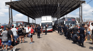 Hinchas argentinos coparán Asunción, Policía y Migraciones ponen en marcha operativos - Noticiero Paraguay
