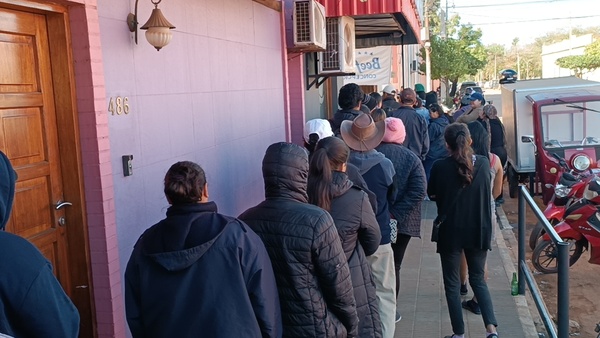 Larga fila de compradores por promoción de carne en Concepción - Concepción al Día