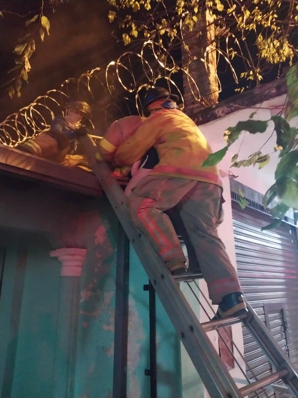 Popular / Bombera héroe rescató a doñita atrapada en el techo de su casa
