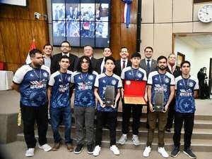 Joven universitario cuenta que hacen polladas para participar en competencias internacionales - Política - ABC Color