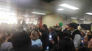 Crisis en la Municipalidad: Funcionarios protestan por falta de pago y recortes de bonificaciones