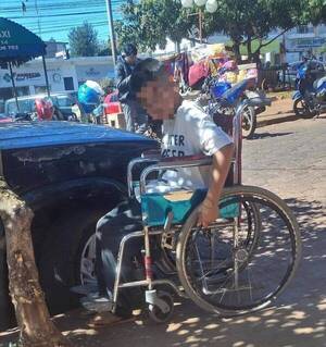 ¡Mamá alhaja le abandonó a su retoño discapacitado!