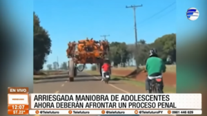 Arriesgada maniobra de adolescentes motociclistas en Caaguazú