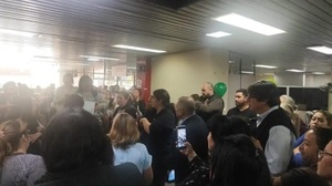 Funcionarios municipales protestan por recortes y atrasos