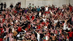Asunción recibe a cientos de hinchas de Estudiantes y River Plate