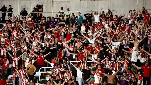 Asunción recibe a cientos de hinchas de Estudiantes y River Plate