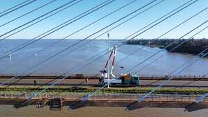 ANDE repara el 90% de la iluminación del puente internacional Encarnación-Posadas - Economía - ABC Color
