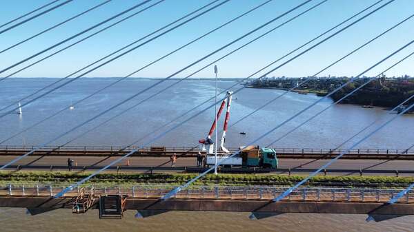ANDE repara el 90% de la iluminación del puente internacional Encarnación-Posadas - Economía - ABC Color