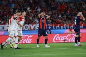Popular / ¡Un permisivo Cerro dejó que Estudiantes, con poco, se lleve mucho premio de Barrio Obrero!