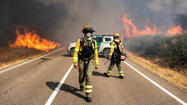 Tres muertos y miles de evacuados por incendios forestales que siguen en España
