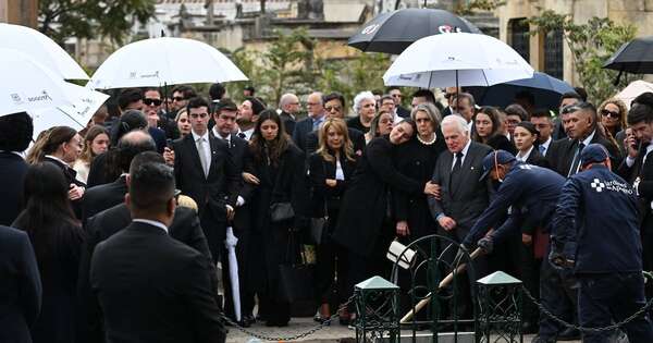 La Nación / Colombia sepultó a presidenciable asesinado, sin Petro