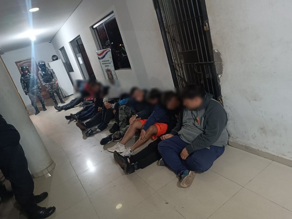 Dos heridos y 13 detenidos tras balacera frente a Derecho UNA - trece