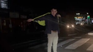 Video: Un ciudadano salvó a conductores del caos vehicular en medio del apagón