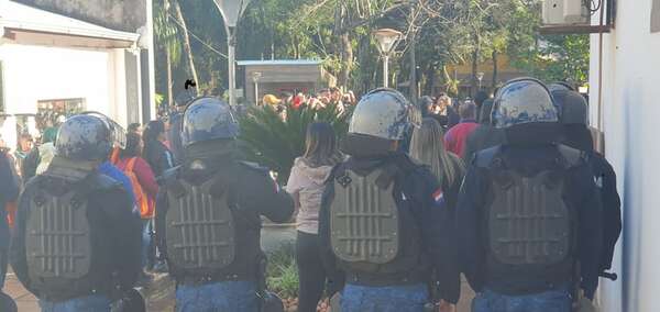 Tensión en la Municipalidad de Ciudad del Este: funcionarios reclaman salarios y exigen salida del interventor - ABC en el Este - ABC Color