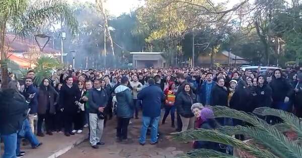 La Nación / Turba de funcionarios paralizan la Municipalidad de CDE