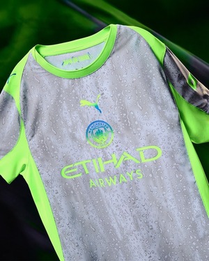 Hinchas critican la nueva camiseta del Manchester City