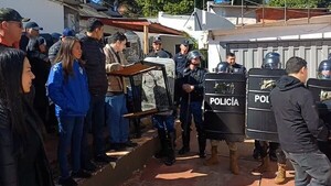 CDE: Funcionarios lanzan huevos a la Policía y exigen salida del interventor