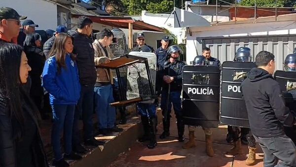 CDE: Funcionarios lanzan huevos a la Policía y exigen salida del interventor