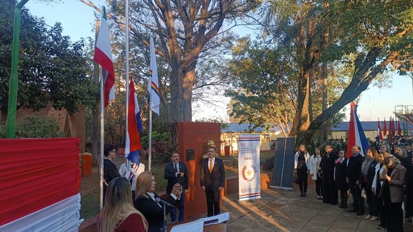 Encarnación rinde homenaje a la Bandera Paraguaya