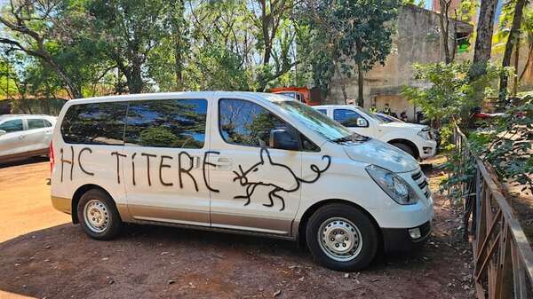 Atacan dos furgones de la comitiva del interventor en Ciudad del Este  - ABC en el Este - ABC Color