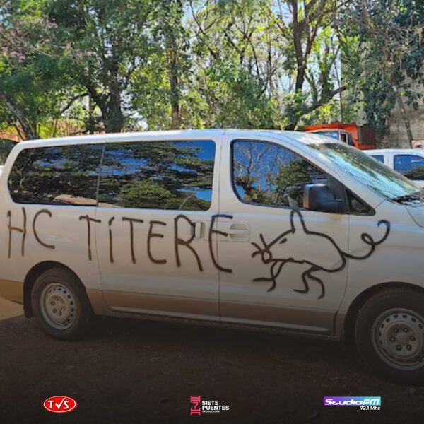 VANDALIZAN FURGONES DE LA COMITIVA DEL INTERVENTOR EN CIUDAD DEL ESTE - «TVS DIGITAL»