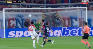 Versus / ¡Era un golazo de Arzamendia! La espectacular tapada de Alexis Martín Arias