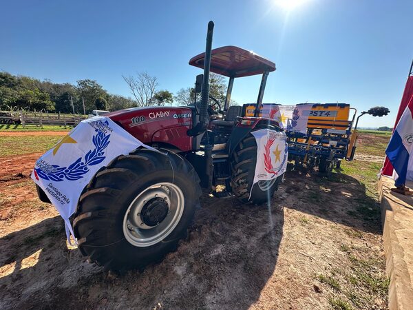 MAG fortalece mecanización agrícola en Caaguazu con tractor e insumos por más de G. 700 millones - .::Agencia IP::.