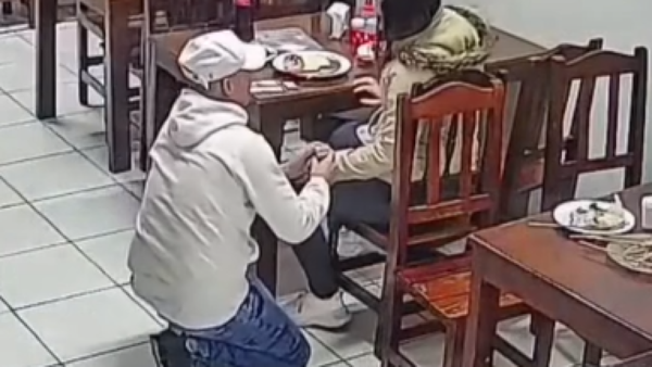 Le invitó a comer lomito y le pidió matrimonio