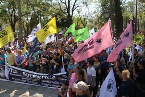 Docentes anuncian movilización y suspensión de clases por dos días - trece