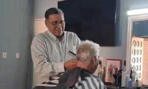 Popular / Peluquero regala cortes para abuelitos y personas con discapacidad.