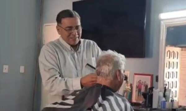 Popular / Peluquero regala cortes para abuelitos y personas con discapacidad.