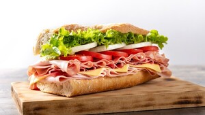 Un funcionario acusado de delito grave por lanzar un sándwich a un policía en Washington