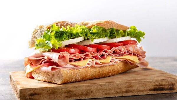 Un funcionario acusado de delito grave por lanzar un sándwich a un policía en Washington