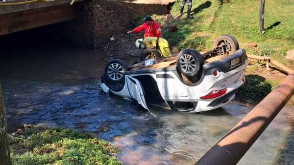 Pierde el control del vehículo y cae al arroyo en Ciudad del Este