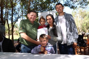 Entrega de títulos a familias de Marina Cué