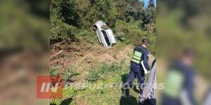 CONDUCTOR DESPISTÓ Y TERMINÓ EN UNA ZONA BOSCOSA EN CAPITÁN MEZA