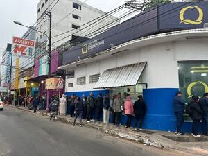 Hasta en feriado la ciudadanía forma filas para comprar carne - Economía - ABC Color