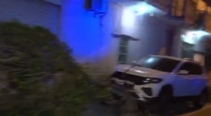 Conductor alcoholizado chocó contra una columna y dos árboles