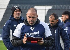 Renunció, volvió a entrenar y los jugadores lo echaron por votación